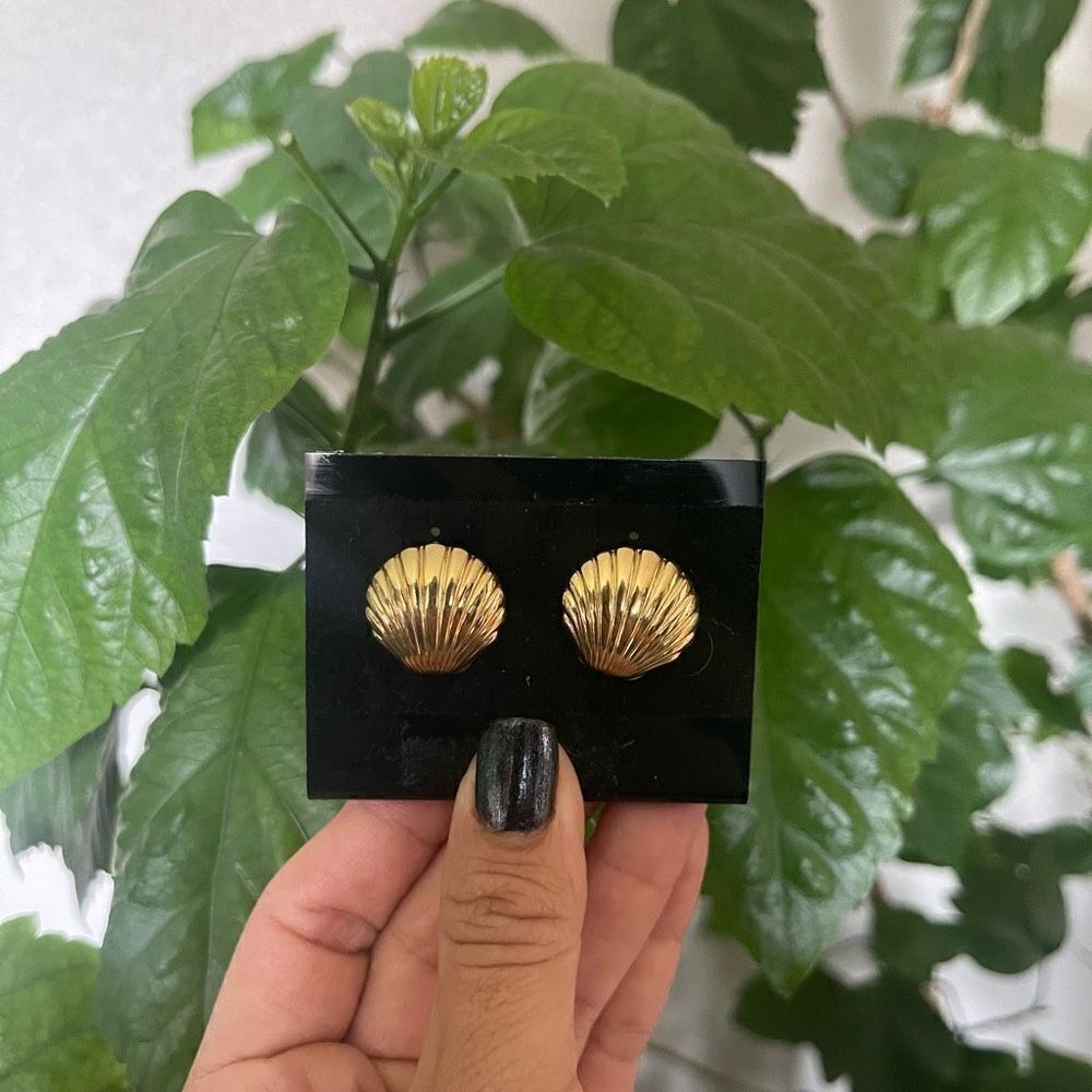 nwot gold color seashell stud earrings